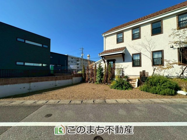 宇都宮市双葉　モデルハウスの駐車場|前面道路は広々としてます！運転が苦手な方でもお車の出し入れ簡単で安心です☆

