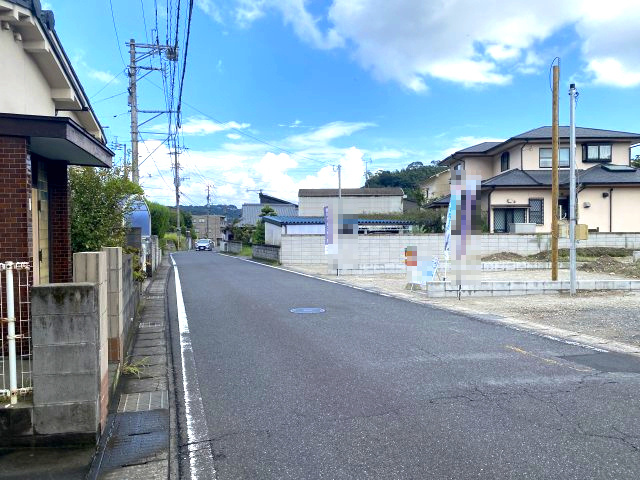 小野3丁目　新築戸建ての前面道路含む現地写真|道路との段差がなくスムーズに駐車できる平坦地です。