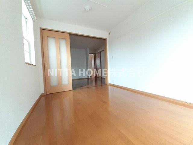 ウィル　ヴェスティージ　弐番館の居間・リビング|こちらは６帖の洋室で奥は７．５帖のダイニングです◎