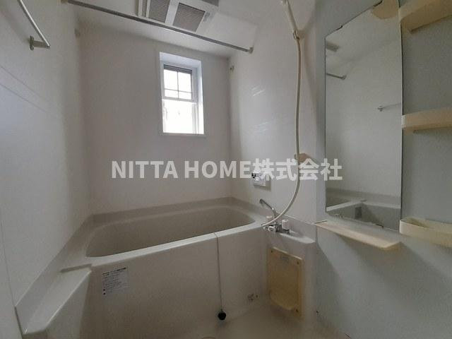 ウィル　ヴェスティージ　弐番館の浴室|追い焚きや浴室乾燥機能のある小窓付きのバスルームです◎