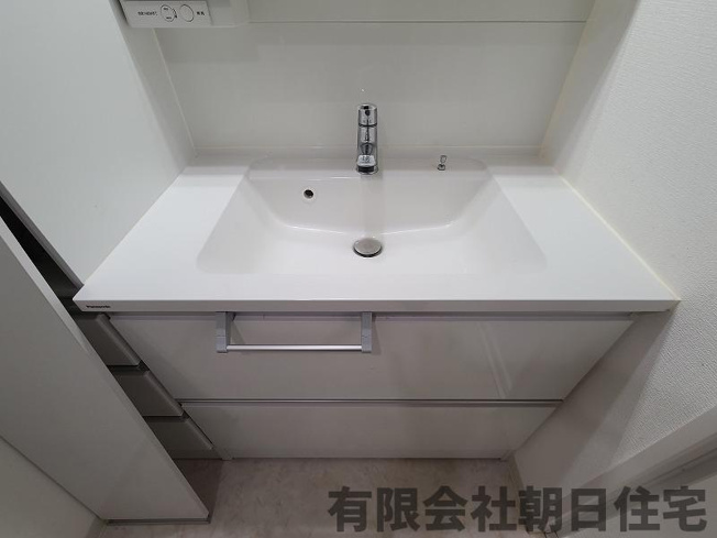 【独立洗面台】 | サンシティ松江駅通り 2LDK (77.99㎡) | 朝の支度にも助かる、独立の洗髪洗面化粧台