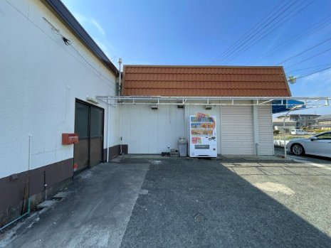 恩地町貸店舗の駐車場