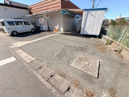 恩地町貸店舗の駐車場