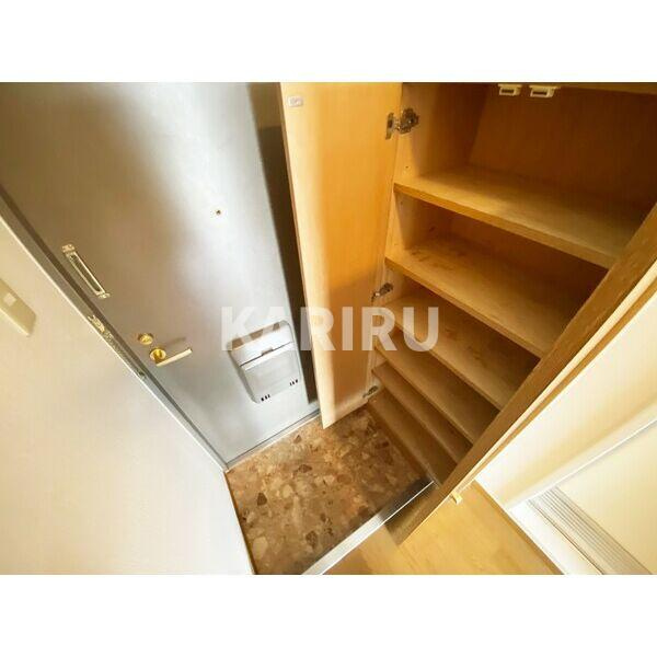 オズレジデンスNOEの玄関