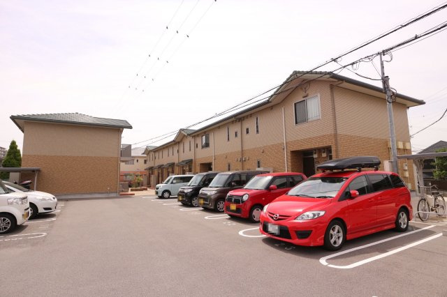 クレールベルヴィル立花の駐車場