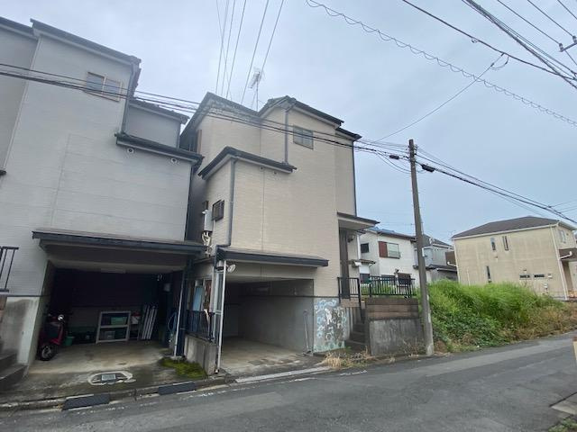 ふじみ野市亀久保の中古一戸建の外観|ふじみ野駅徒歩18分と徒歩圏内の中古戸建！
小中学校、保育所、公園が近く子育てに優しい住環境です。
資料請求やご見学などお気軽にお問い合わせください。