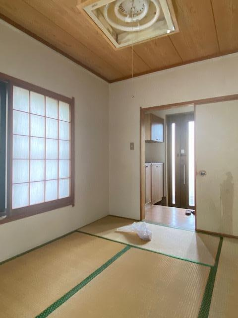 ふじみ野市亀久保の中古一戸建の和室|1階6帖の和室です。
畳表替のリフォーム予定です。