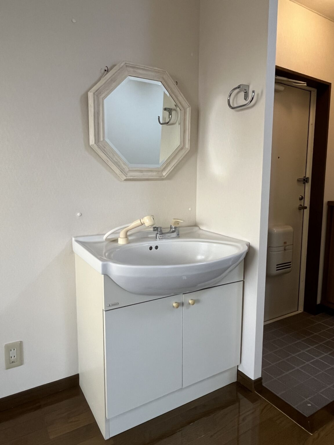 リバティヒルズB棟の独立洗面台|2階