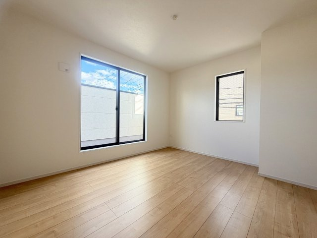 三郷市新和1丁目　新築戸建の洋室|バルコニーに面した明るい洋室8.9帖・主寝室としていかがでしょう