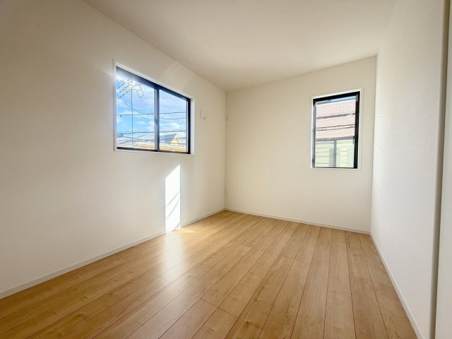 三郷市新和1丁目　新築戸建の洋室|2面採光の明るい洋室5.5帖です