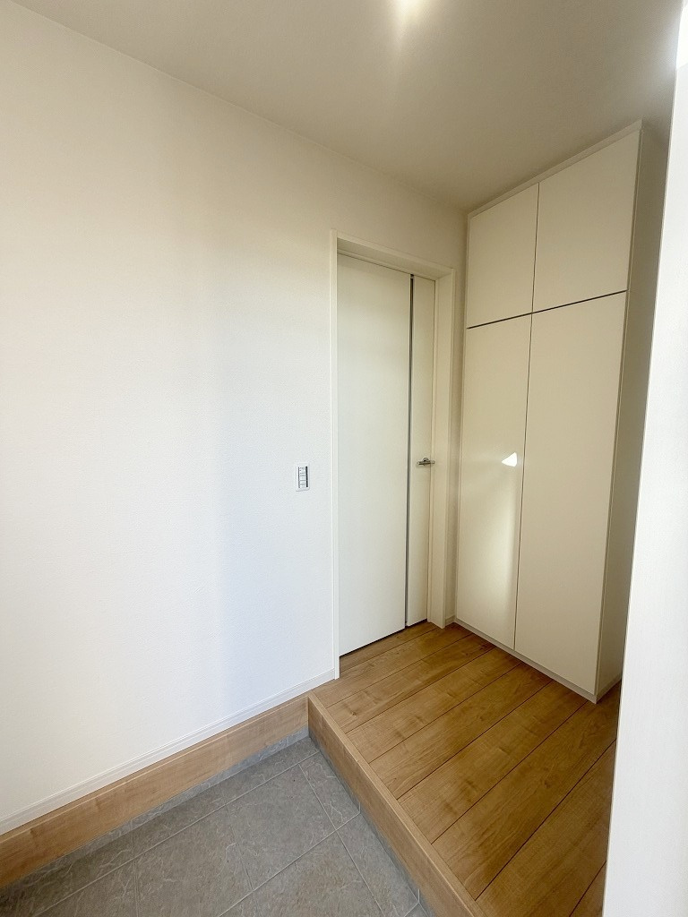 三郷市新和1丁目　新築戸建の玄関|トールタイプのシューズボックスでたっぷり収納出来ます