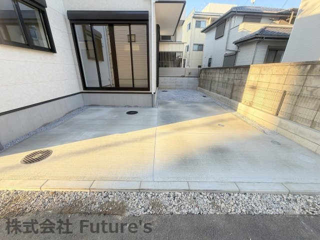 三郷市新和1丁目　新築戸建の駐車場|カースペース並列2台可能（車種による）