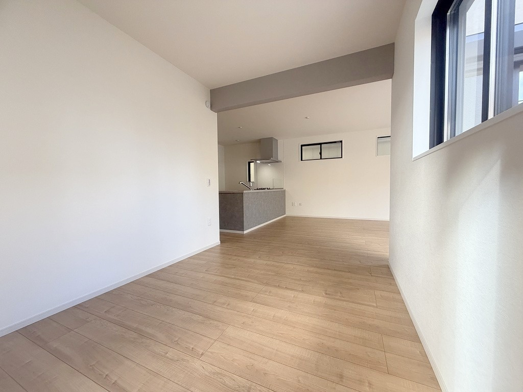 三郷市新和1丁目　新築戸建の居間・リビング|21.3帖のリビングは子供の成長に合わせて間仕切ることも可能です