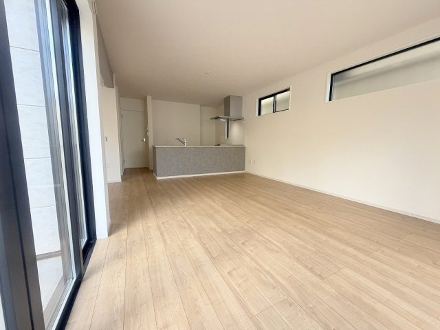 三郷市新和1丁目　新築戸建の居間・リビング|寒い冬でも快適の床暖房付きのリビングです