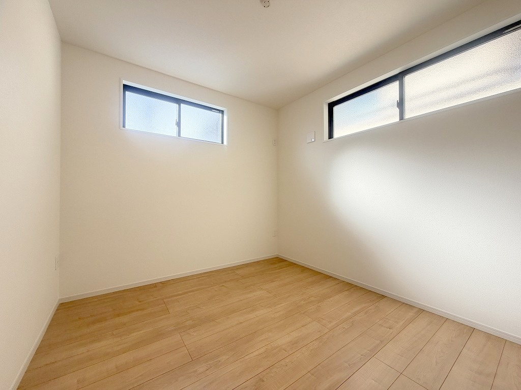 三郷市新和1丁目　新築戸建の洋室|2面採光で明るい洋室です