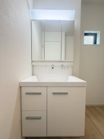 三郷市新和1丁目　新築戸建の独立洗面台|三面鏡付きシャワードレッサーで朝の準備も快適