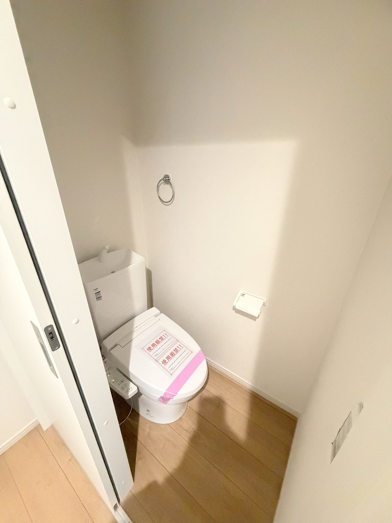 三郷市新和1丁目　新築戸建のトイレ|玄関入ってすぐのトイレです