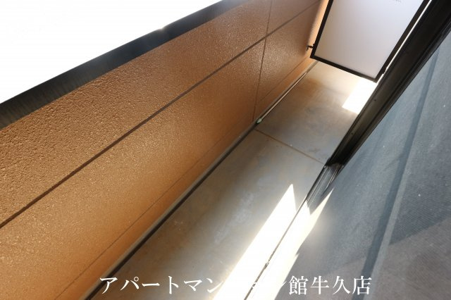 Ｊｅ　ｌｅ　ｐｒｅｎｄｓ　(ジュルプラン）のバルコニー