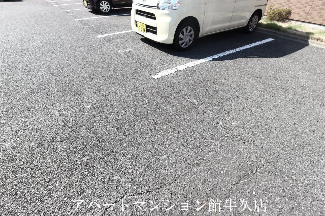 Ｊｅ　ｌｅ　ｐｒｅｎｄｓ　(ジュルプラン）の駐車場