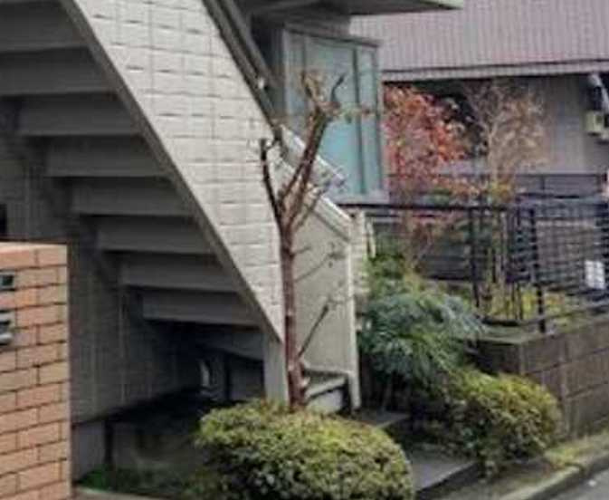 アヴニール駒沢　最上階　南西角部屋　バストイレ別のエントランス