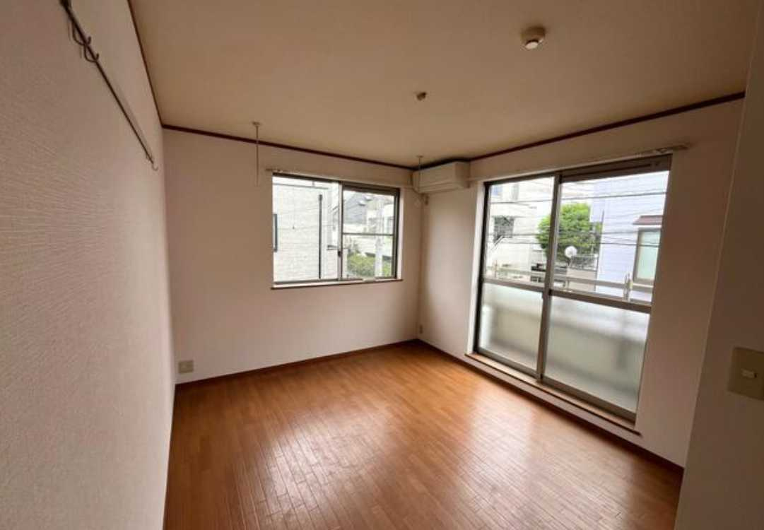 アヴニール駒沢　最上階　南西角部屋　バストイレ別の居間・リビング