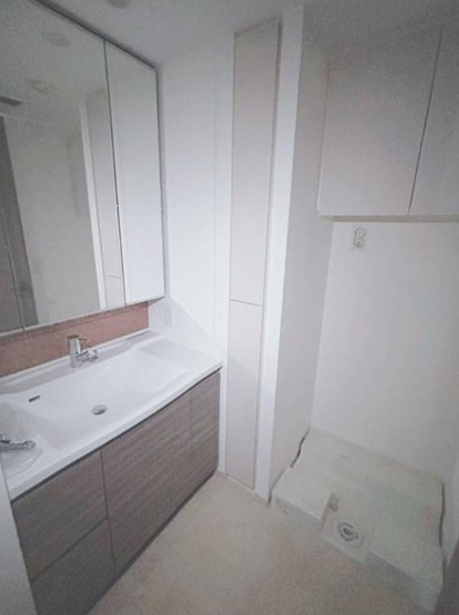 【独立洗面台】 | サンメゾン目白高田 | 身だしなみチェックや歯磨きなど、朝の慌ただしい時間でも余裕とゆとりを感じられる。