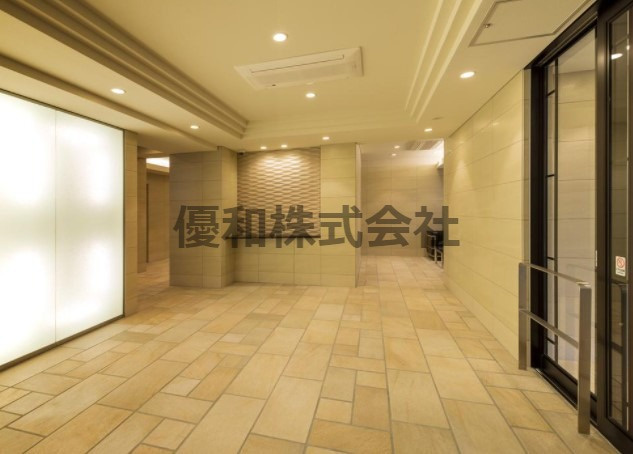 【その他共用部分】 | サンメゾン目白高田 | 清潔感と歓迎感があるエントランスホールとなります。