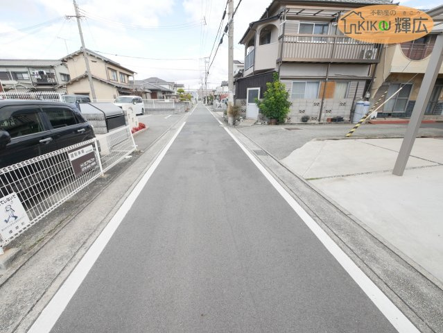 加古郡播磨町東本荘2丁目　中古戸建の前面道路含む現地写真
