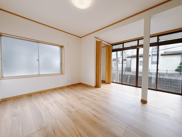 宇都宮市城南1丁目 中古戸建の洋室|〇洋室 8.25帖〇
広い掃出し窓を備えた1階洋室。南西向きで日当たりも風通しも良好です☆
※2025年10月撮影