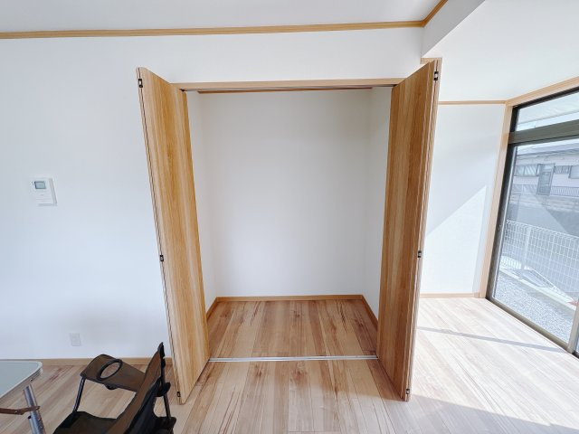 宇都宮市城南1丁目 中古戸建の収納|〇洋室 8.25帖〇
収納もたっぷりあるのでお部屋をスッキリと保てます！
※2025年10月撮影