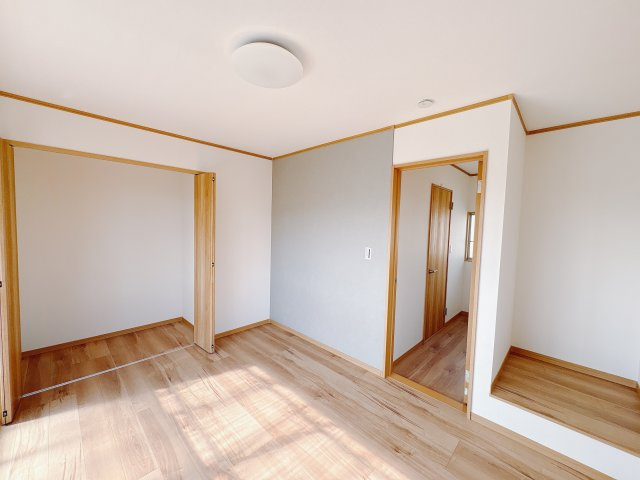 宇都宮市城南1丁目 中古戸建の洋室|〇洋室 2階 6帖〇
たっぷりの収納と小上がりスペースが付き！どんな風に活用するかワクワクしますね♪
※2025年10月撮影
