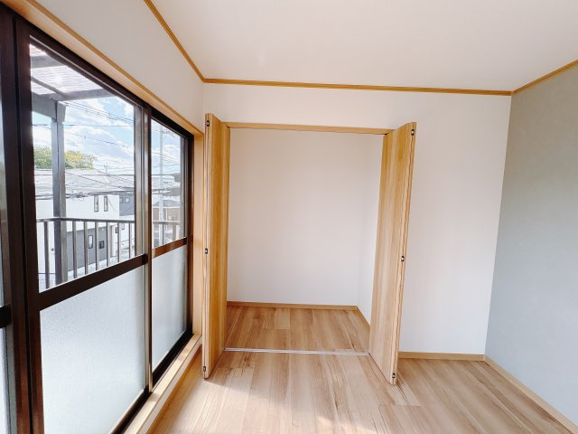 宇都宮市城南1丁目 中古戸建の収納|〇洋室 2階 6帖〇
ベッドもラクラク設置可能なゆとりある洋室。
バルコニー付きなので、朝日を浴びて快適な1日を始められます！
※2025年10月撮影