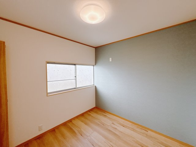 宇都宮市城南1丁目 中古戸建の洋室|〇洋室 2階 4.5帖〇
ひとり時間を楽しむのにちょうどいいサイズ感のお部屋です。2階ならではの眺望も毎日の暮らしに彩りを添えてくれます。
※2025年10月撮影