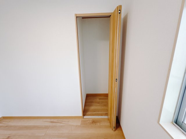 宇都宮市城南1丁目 中古戸建の収納|〇洋室 2階 4.5帖〇
使いやすいクローゼット付きですので、洋服や小物をすっきり収納できてお部屋を広く使えます。毎日の身支度も快適です。
※2025年10月撮影