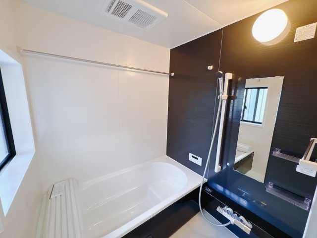 宇都宮市城南1丁目 中古戸建の浴室|〇浴室〇
家族みんなの使いやすさとリラクゼーションを追求した体も心も安らぐバスルーム。浴室暖房乾燥機が標準装備です。
※2025年10月撮影