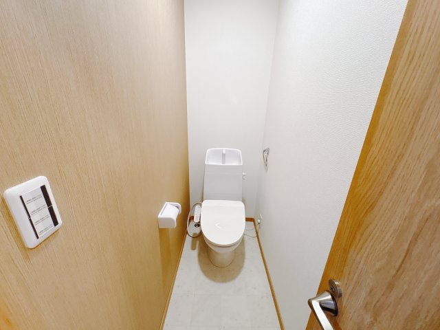 宇都宮市城南1丁目 中古戸建のトイレ|〇トイレ〇
感染病の予防もできる温水洗浄便座トイレ。毎日清潔＆やさしい使い心地です。
※2025年10月撮影