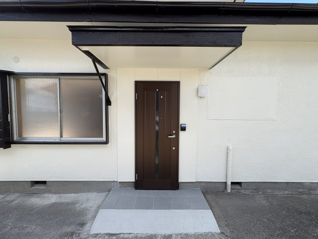 宇都宮市城南1丁目 中古戸建の玄関|〇外観〇
広めの屋根が付いた玄関エントランス。雨の日でも濡れずにお出かけできます♪
※2025年10月撮影