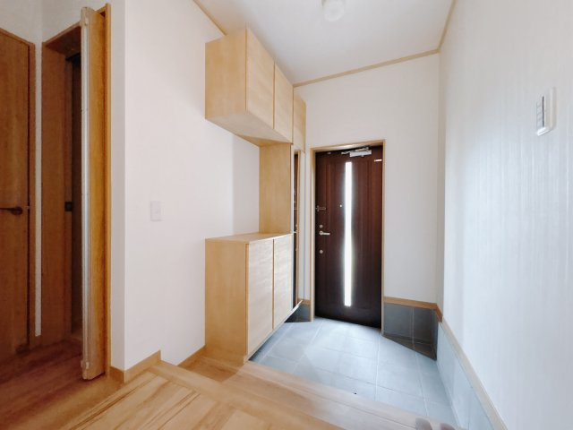宇都宮市城南1丁目 中古戸建の玄関|〇玄関〇
たっぷり収納可能なシューズボックス。増えがちなお子様の靴もスッキリとしまえます！
※2025年10月撮影