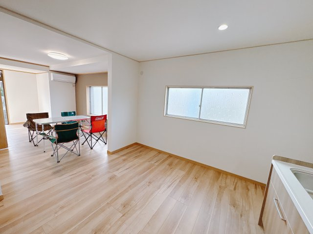 宇都宮市城南1丁目 中古戸建のダイニング|〇リビングダイニング 16.25帖〇
ご家族みんなで食卓を囲むダイニングスペース。
明るい陽射しが入り、いつものご飯もさらにおいしくなりそうです♪
※2025年10月撮影