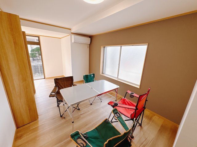 宇都宮市城南1丁目 中古戸建の居間・リビング|〇リビングダイニング 16.25帖〇
趣のあるアクセントクロスが特徴のリビングスペース。
収納もあるのでお子様のおもちゃなどをしまえばスッキリ暮らせます♪
※2025年10月撮影