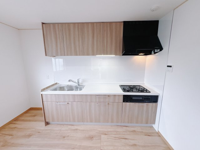 宇都宮市城南1丁目 中古戸建のキッチン|〇キッチン〇
優しいウッド調のシステムキッチンがリビングのフローリングとマッチ！
毎日のお料理も楽しくなります♪
※2025年10月撮影