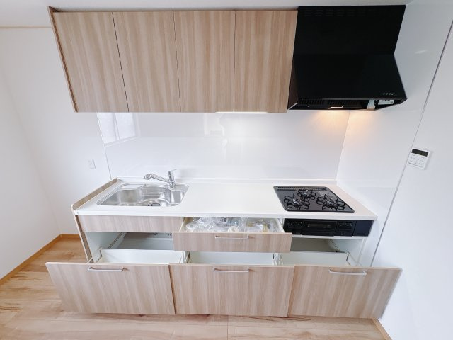 宇都宮市城南1丁目 中古戸建のキッチン|〇キッチン〇
収納力たっぷりのシステムキッチン。増えがちな調理器具やカトラリー、かさ張るタッパーやお弁当箱など、なんでも収納可能です！
※2025年10月撮影