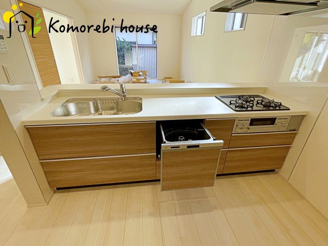 蓮田市西新宿3丁目　新築一戸建て　ブルーミングガーデン　01のキッチン|食洗機や浄水器を備えた多機能キッチン。広がりある空間で、家族と会話を楽しみながら料理ができるカウンターキッチンです。