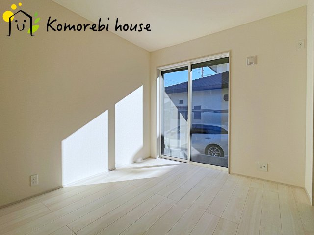 蓮田市西新宿3丁目　新築一戸建て　ブルーミングガーデン　01の洋室|明るい光が差し込む洋室は、寝室・子ども部屋・ワークスペースなど多用途に使える自由度の高い空間。家具の配置もしやすく、暮らしに合わせて柔軟に活用できます。