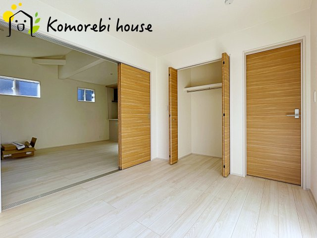 蓮田市西新宿3丁目　新築一戸建て　ブルーミングガーデン　01の洋室|朝日がやさしく差し込み、読書も在宅ワークも心地よくこなせる明るい洋室。生活リズムに寄り添い、使い方に合わせて表情を変えてくれる一部屋です。