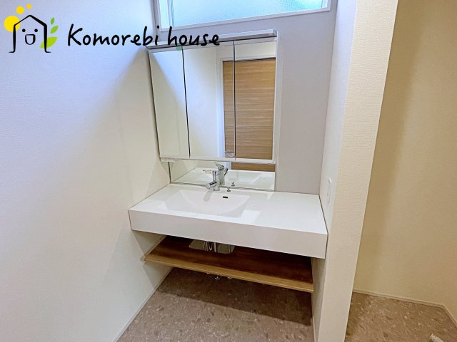 蓮田市西新宿3丁目　新築一戸建て　ブルーミングガーデン　01の独立洗面台|三面鏡の裏にたっぷりと収納スペースを確保した機能的な洗面台。身支度のしやすさと実用性を兼ね備え、朝の忙しい時間をさりげなくサポートします。