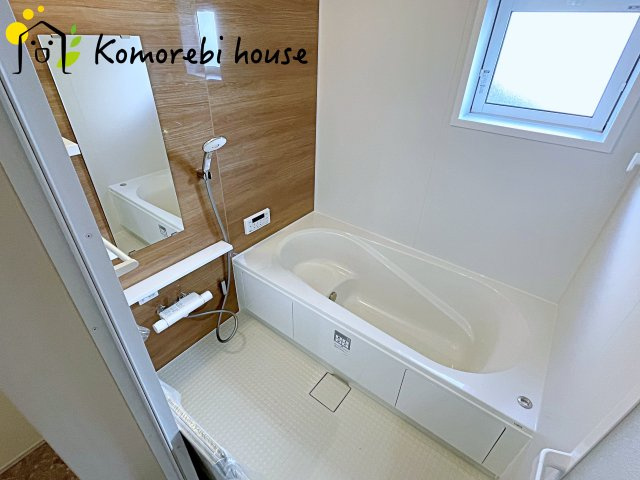 蓮田市西新宿3丁目　新築一戸建て　ブルーミングガーデン　01の浴室|追い焚き機能付き、いつでも温かいお風呂に入りたい時にすぐ適温へ。浴室には窓もあり、換気がしやすく湿気がこもりにくいため、カビ対策としても優れた快適なバスルームです。