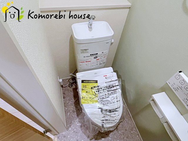 蓮田市西新宿3丁目　新築一戸建て　ブルーミングガーデン　01のトイレ|温水洗浄機能（ウォシュレット）標準装備で、毎日のトイレ時間がより快適に。やさしい温水洗浄で清潔を保てるだけでなく、冬場のヒヤッと感を軽減する暖房便座も嬉しいポイント。