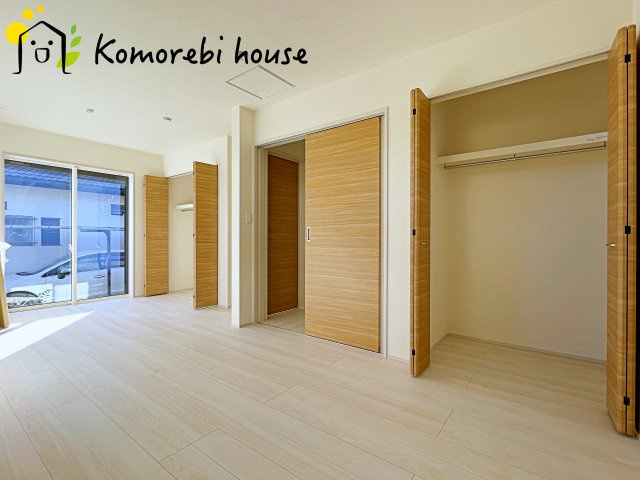 蓮田市西新宿3丁目　新築一戸建て　ブルーミングガーデン　01の寝室|一日の疲れをゆっくり癒せる主寝室は、ベッドを置いてもゆとりある広さが魅力。収納完備で衣類もスッキリ収まり、静かで落ち着いた空間が快適な眠りをサポートします。