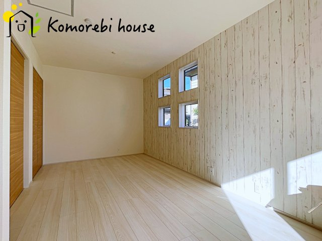蓮田市西新宿3丁目　新築一戸建て　ブルーミングガーデン　01の寝室|寝室にはゆとりのある広さがあり、大きめのベッドも余裕をもって配置できます。
実際に内覧いただければ、サイズ感もよりイメージしやすいと思います。採寸もその場でご協力いたしますので、ぜひお確かめください。